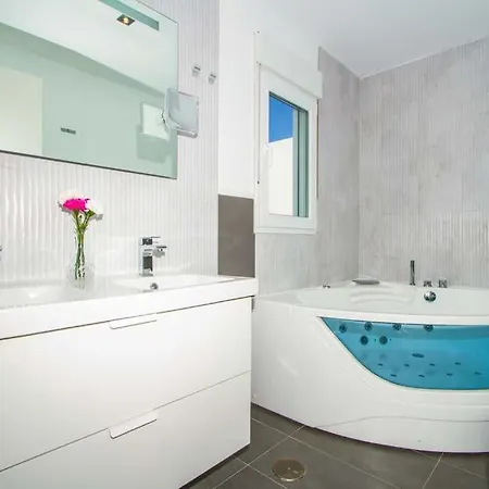 Playa Blanca Sleeps 8 Pool Air Con Wifi * Πλάγια Μπλάνκα