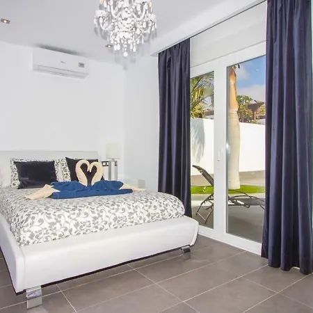 Playa Blanca Sleeps 8 Pool Air Con Wifi Villa Playa Blanca (Lanzarote)