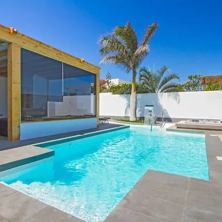 Playa Blanca Sleeps 8 Pool Air Con Wifi Villa